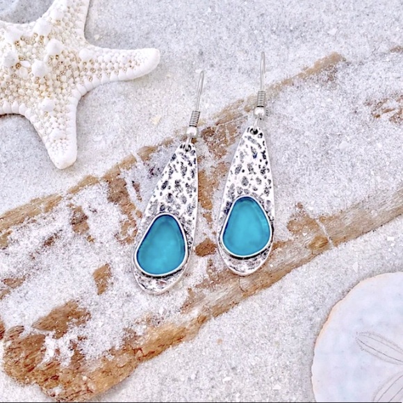 NWT! 🏝 HAMMERED ECO-FRIENDLY SILVER/BLUE SEA GLASS OCEAN DROP EARRINGS - Picture 3 of 6